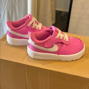 Nike Kids Sneakers in Pink and White